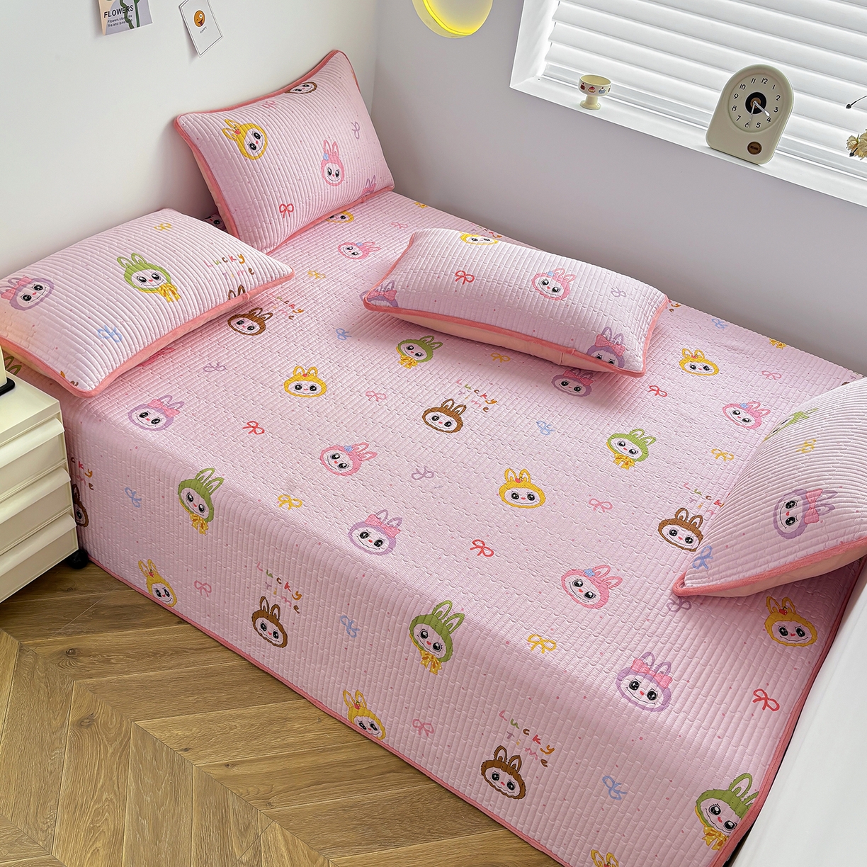 91家纺网 家纺一手货源 找家纺 金艾草 2025新款一面绒一面棉榻榻米大炕盖单件棉加绒床盖三件套A版全棉印花B版加厚牛奶绒 （提供买家秀） 拉布布-粉色