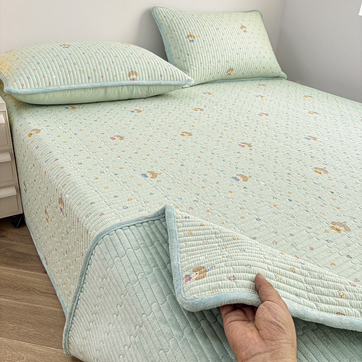 91家纺网 家纺一手货源 找家纺 金艾草 2025新款一面绒一面棉榻榻米大炕盖单件棉加绒床盖三件套A版全棉印花B版加厚牛奶绒 （提供买家秀） 星辰-蓝色