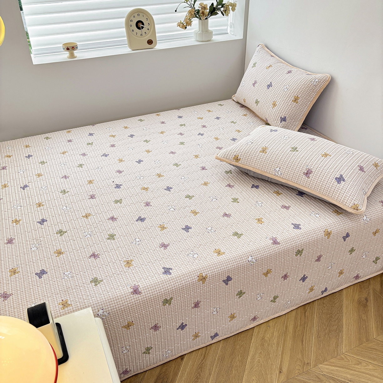 91家纺网 家纺一手货源 找家纺 金艾草 2025新款一面绒一面棉榻榻米大炕盖单件棉加绒床盖三件套A版全棉印花B版加厚牛奶绒 （提供买家秀） 咖色-字母