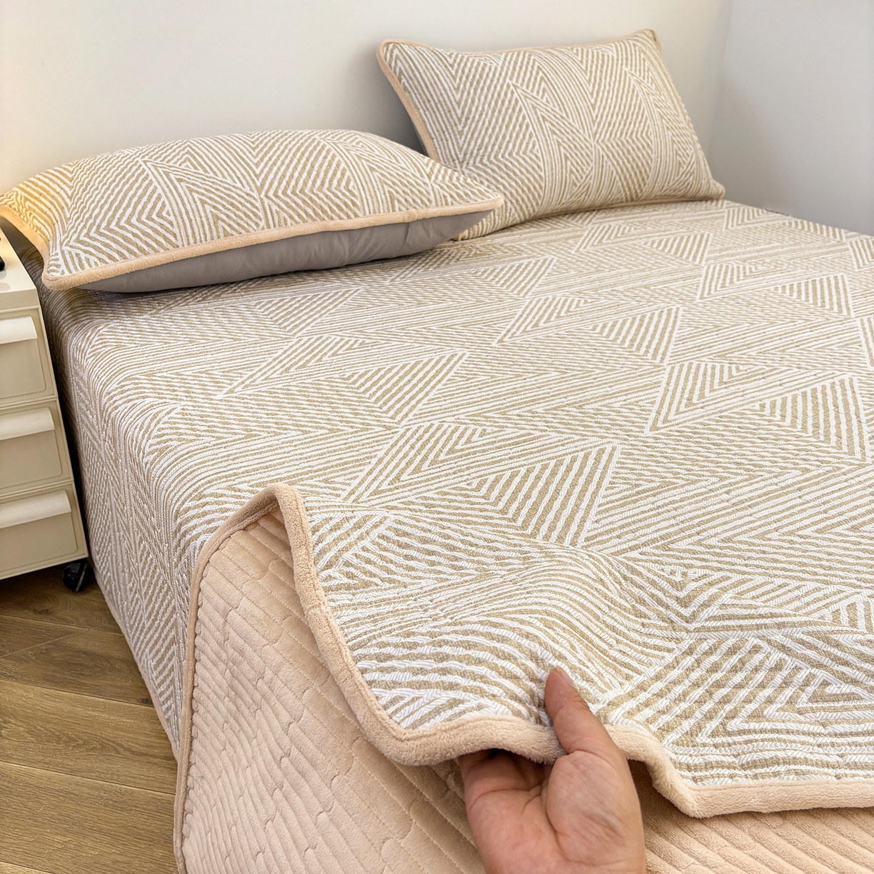 91家纺网 家纺一手货源 找家纺 金艾草 2025新款一面绒一面棉榻榻米大炕盖单件棉加绒床盖三件套A版全棉印花B版加厚牛奶绒 （提供买家秀） 卢卡斯