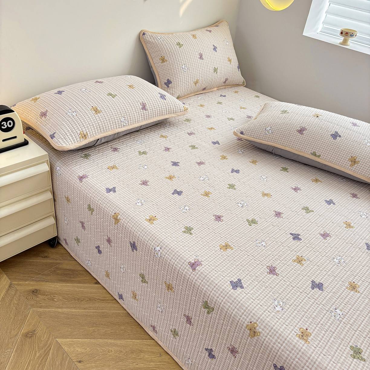 91家纺网 家纺一手货源 找家纺 金艾草 2025新款一面绒一面棉榻榻米大炕盖单件棉加绒床盖三件套A版全棉印花B版加厚牛奶绒 （提供买家秀） 咖色-字母