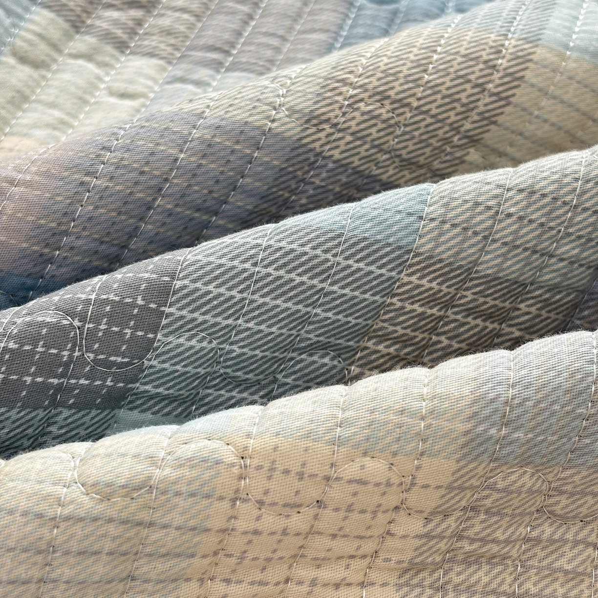 91家纺网 家纺一手货源 找家纺 金艾草 2025新款一面绒一面棉榻榻米大炕盖单件棉加绒床盖三件套A版全棉印花B版加厚牛奶绒 （提供买家秀） 苏轮-绒