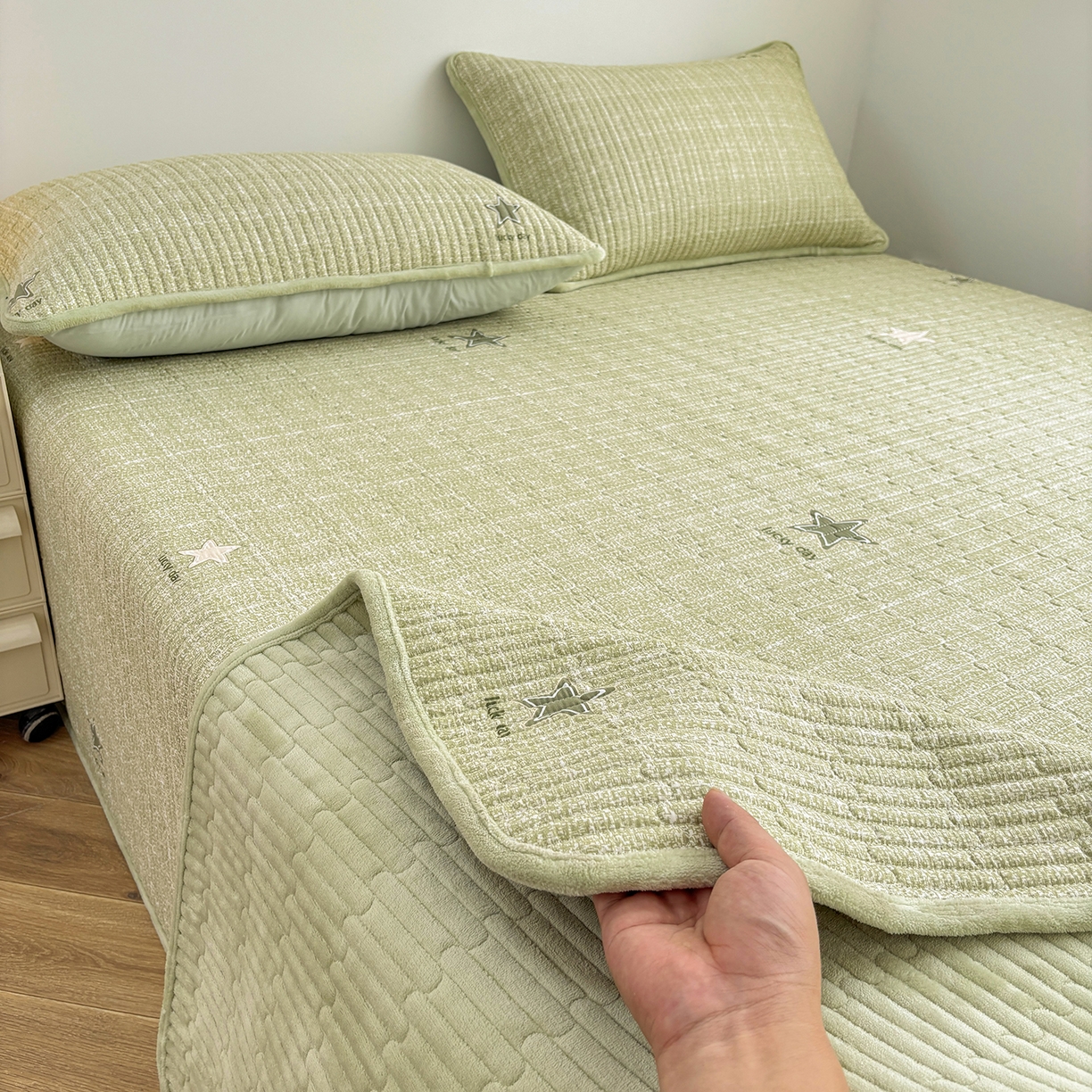 91家纺网 家纺一手货源 找家纺 金艾草 2025新款一面绒一面棉榻榻米大炕盖单件棉加绒床盖三件套A版全棉印花B版加厚牛奶绒 （提供买家秀） 五角星-绿色