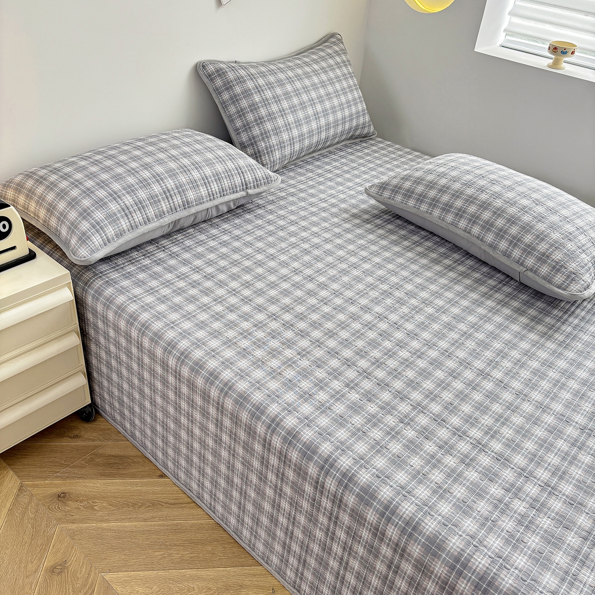 91家纺网 家纺一手货源 找家纺 金艾草 2025新款一面绒一面棉榻榻米大炕盖单件棉加绒床盖三件套A版全棉印花B版加厚牛奶绒 （提供买家秀） 时光灰-绒