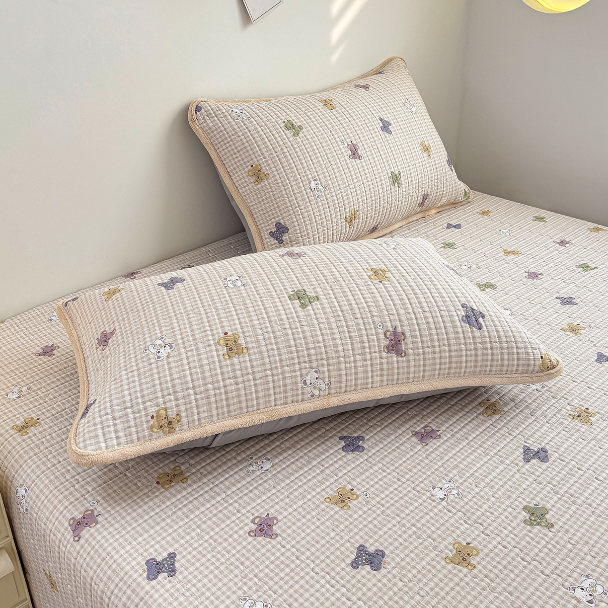 91家纺网 家纺一手货源 找家纺 金艾草 2025新款一面绒一面棉榻榻米大炕盖单件棉加绒床盖三件套A版全棉印花B版加厚牛奶绒 （提供买家秀） 咖色-字母