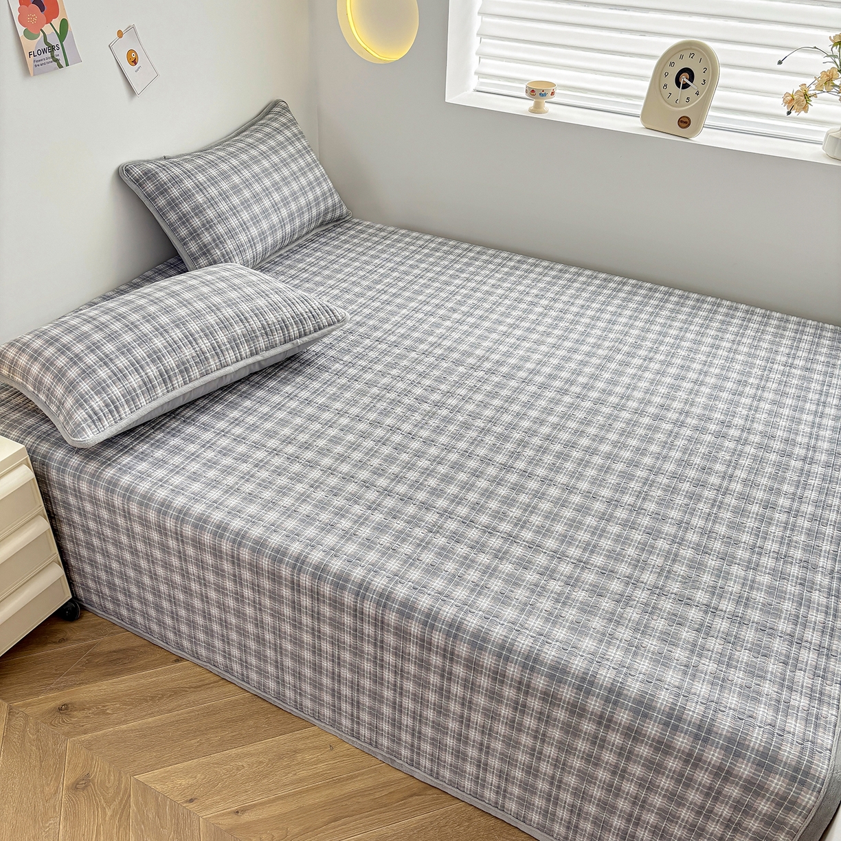 91家纺网 家纺一手货源 找家纺 金艾草 2025新款一面绒一面棉榻榻米大炕盖单件棉加绒床盖三件套A版全棉印花B版加厚牛奶绒 （提供买家秀） 时光灰-绒