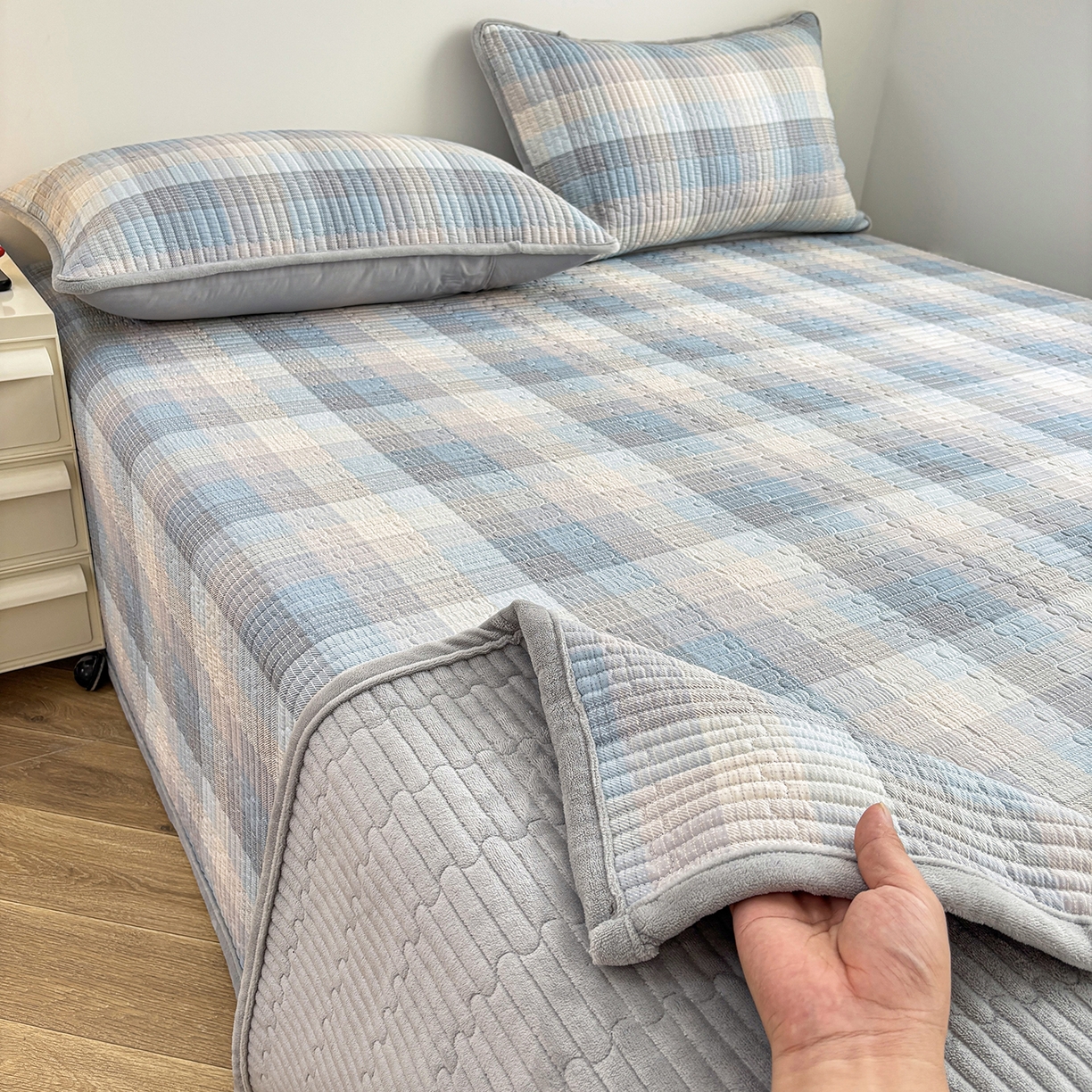 91家纺网 家纺一手货源 找家纺 金艾草 2025新款一面绒一面棉榻榻米大炕盖单件棉加绒床盖三件套A版全棉印花B版加厚牛奶绒 （提供买家秀） 苏轮-绒