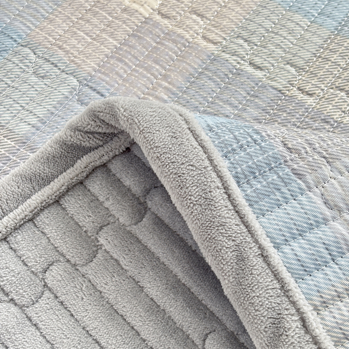 91家纺网 家纺一手货源 找家纺 金艾草 2025新款一面绒一面棉榻榻米大炕盖单件棉加绒床盖三件套A版全棉印花B版加厚牛奶绒 （提供买家秀） 苏轮-绒