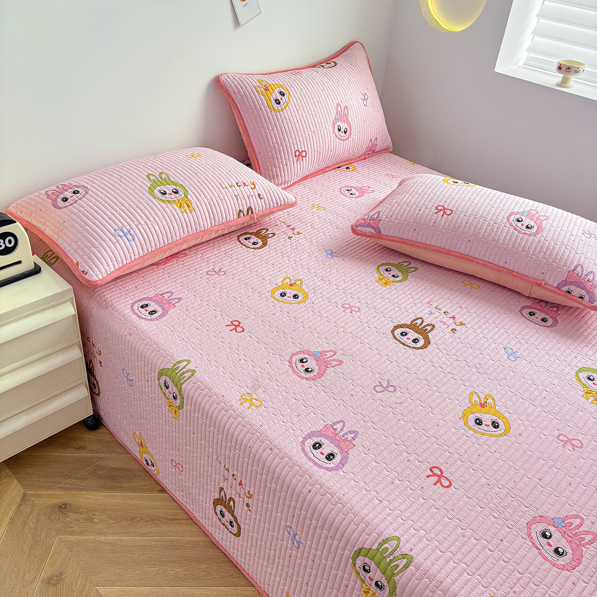 91家纺网 家纺一手货源 找家纺 金艾草 2025新款一面绒一面棉榻榻米大炕盖单件棉加绒床盖三件套A版全棉印花B版加厚牛奶绒 （提供买家秀） 拉布布-粉色