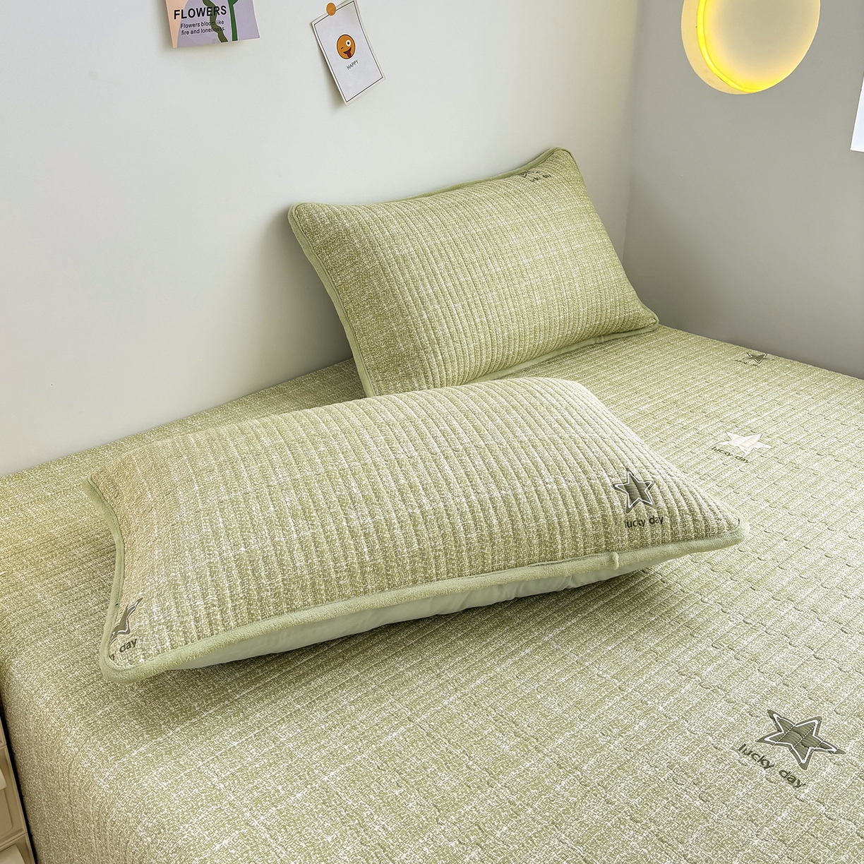 91家纺网 家纺一手货源 找家纺 金艾草 2025新款一面绒一面棉榻榻米大炕盖单件棉加绒床盖三件套A版全棉印花B版加厚牛奶绒 （提供买家秀） 五角星-绿色