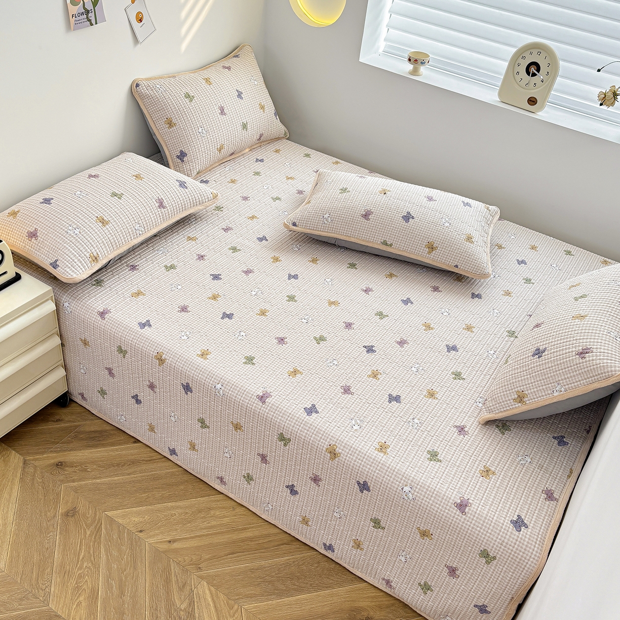 91家纺网 家纺一手货源 找家纺 金艾草 2025新款一面绒一面棉榻榻米大炕盖单件棉加绒床盖三件套A版全棉印花B版加厚牛奶绒 （提供买家秀） 咖色-字母