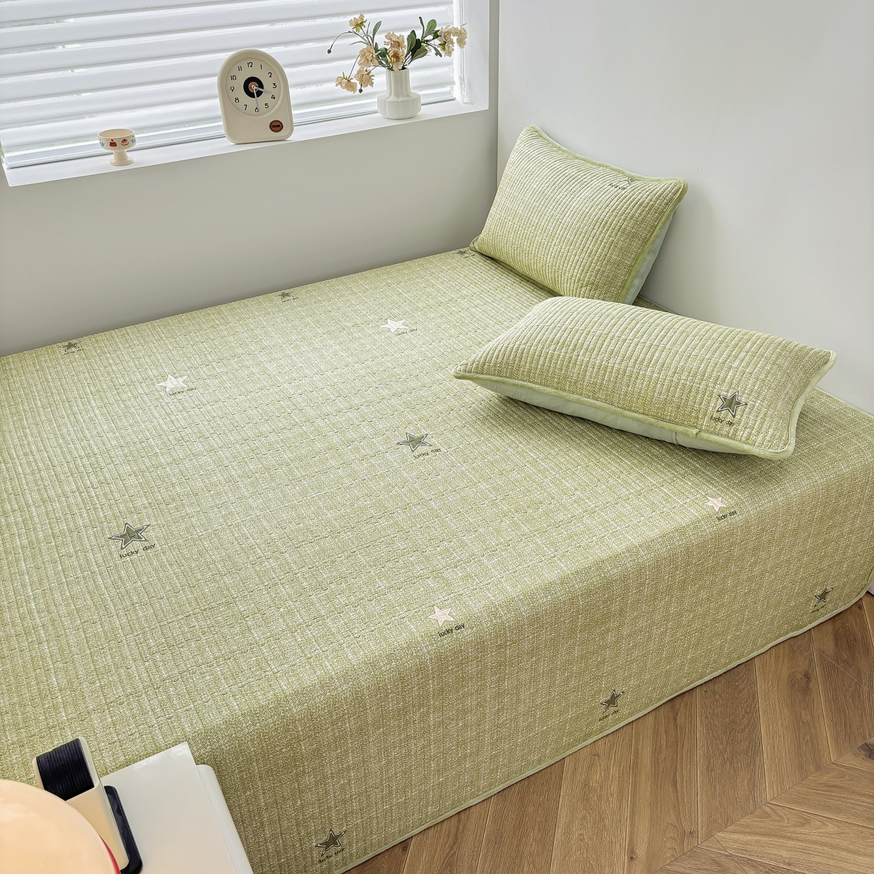 91家纺网 家纺一手货源 找家纺 金艾草 2025新款一面绒一面棉榻榻米大炕盖单件棉加绒床盖三件套A版全棉印花B版加厚牛奶绒 （提供买家秀） 五角星-绿色