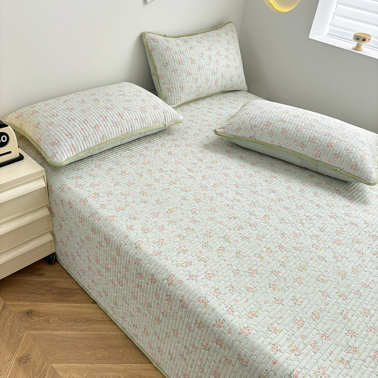 91家纺网 家纺一手货源 找家纺 金艾草 2025新款一面绒一面棉榻榻米大炕盖单件棉加绒床盖三件套A版全棉印花B版加厚牛奶绒 （提供买家秀） 南语花-绿色