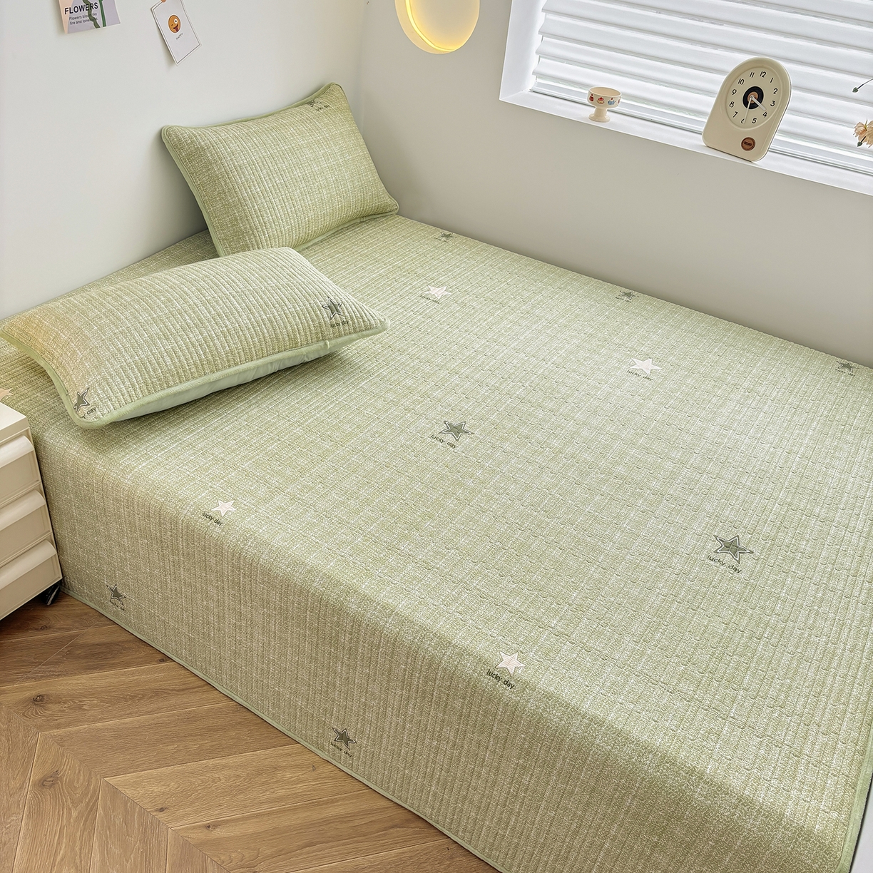 91家纺网 家纺一手货源 找家纺 金艾草 2025新款一面绒一面棉榻榻米大炕盖单件棉加绒床盖三件套A版全棉印花B版加厚牛奶绒 （提供买家秀） 五角星-绿色