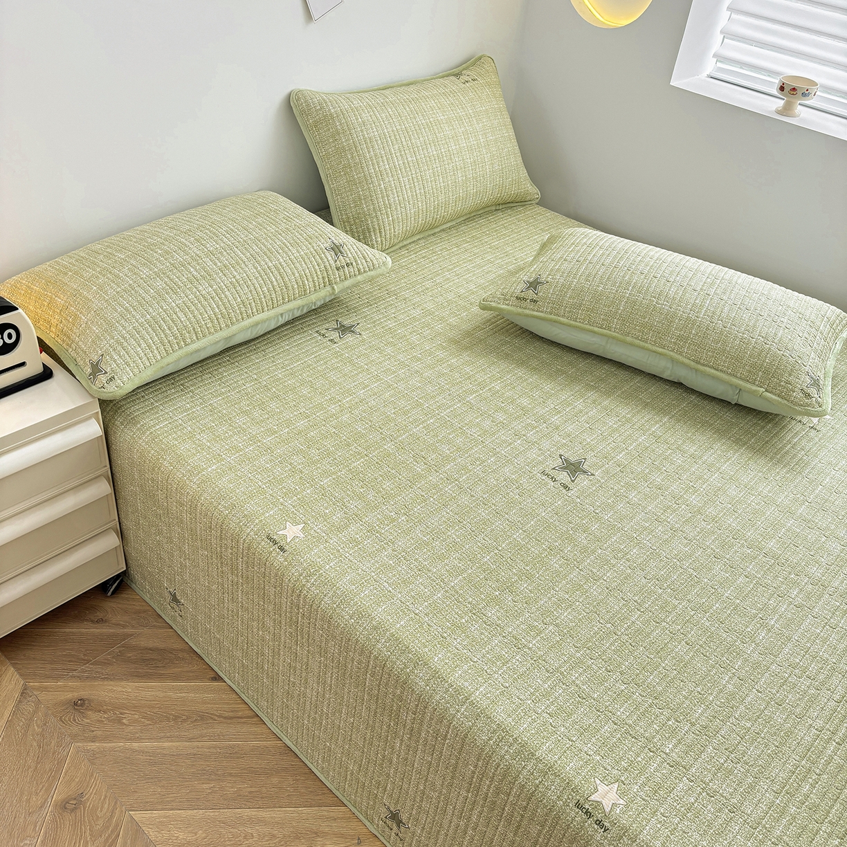 91家纺网 家纺一手货源 找家纺 金艾草 2025新款一面绒一面棉榻榻米大炕盖单件棉加绒床盖三件套A版全棉印花B版加厚牛奶绒 （提供买家秀） 五角星-绿色