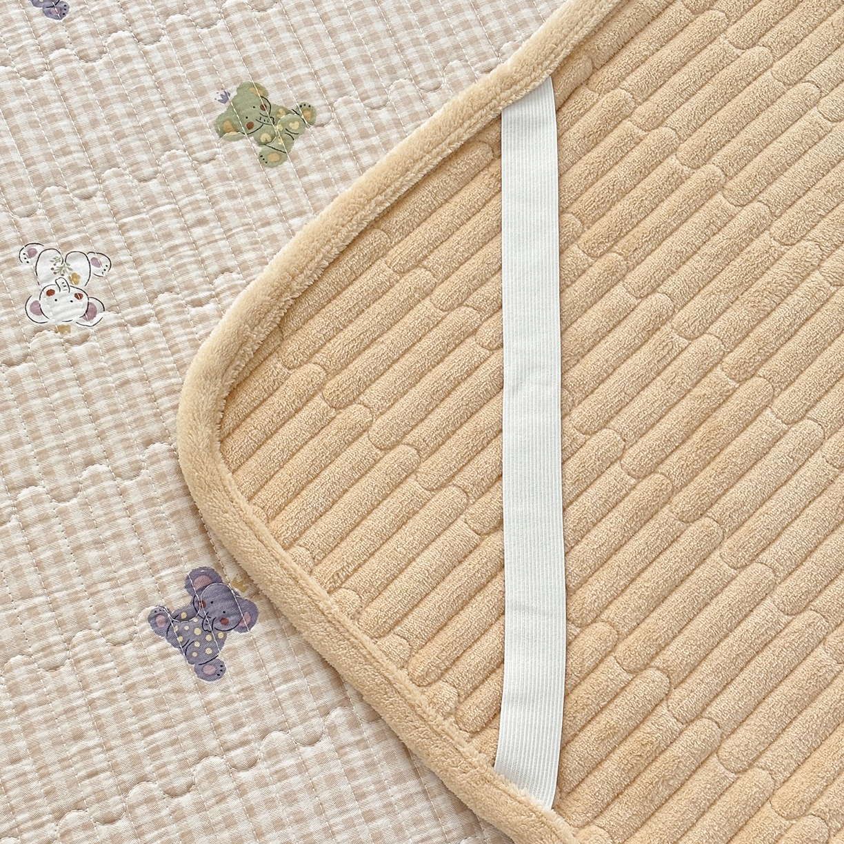 91家纺网 家纺一手货源 找家纺 金艾草 2025新款一面绒一面棉榻榻米大炕盖单件棉加绒床盖三件套A版全棉印花B版加厚牛奶绒 （提供买家秀） 咖色-字母