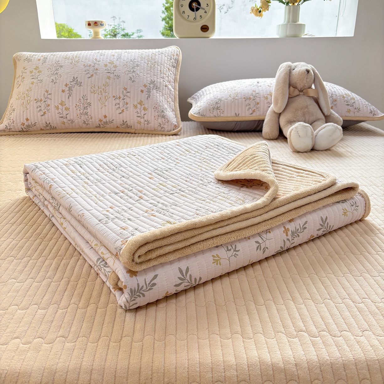 91家纺网 家纺一手货源 找家纺 金艾草 2025新款一面绒一面棉榻榻米大炕盖单件棉加绒床盖三件套A版全棉印花B版加厚牛奶绒 （提供买家秀） 醉梦希花