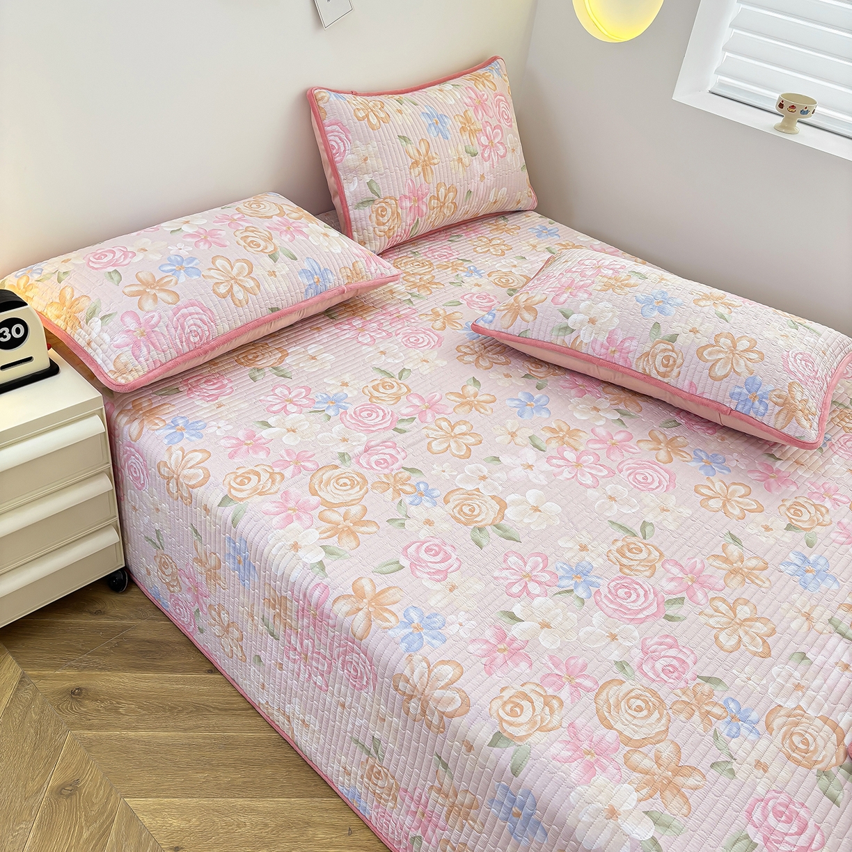 91家纺网 家纺一手货源 找家纺 金艾草 2025新款一面绒一面棉榻榻米大炕盖单件棉加绒床盖三件套A版全棉印花B版加厚牛奶绒 （提供买家秀） 兰香语-粉色