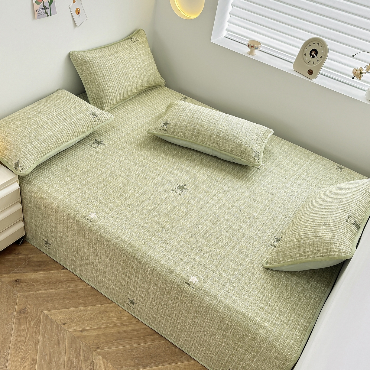 91家纺网 家纺一手货源 找家纺 金艾草 2025新款一面绒一面棉榻榻米大炕盖单件棉加绒床盖三件套A版全棉印花B版加厚牛奶绒 （提供买家秀） 五角星-绿色