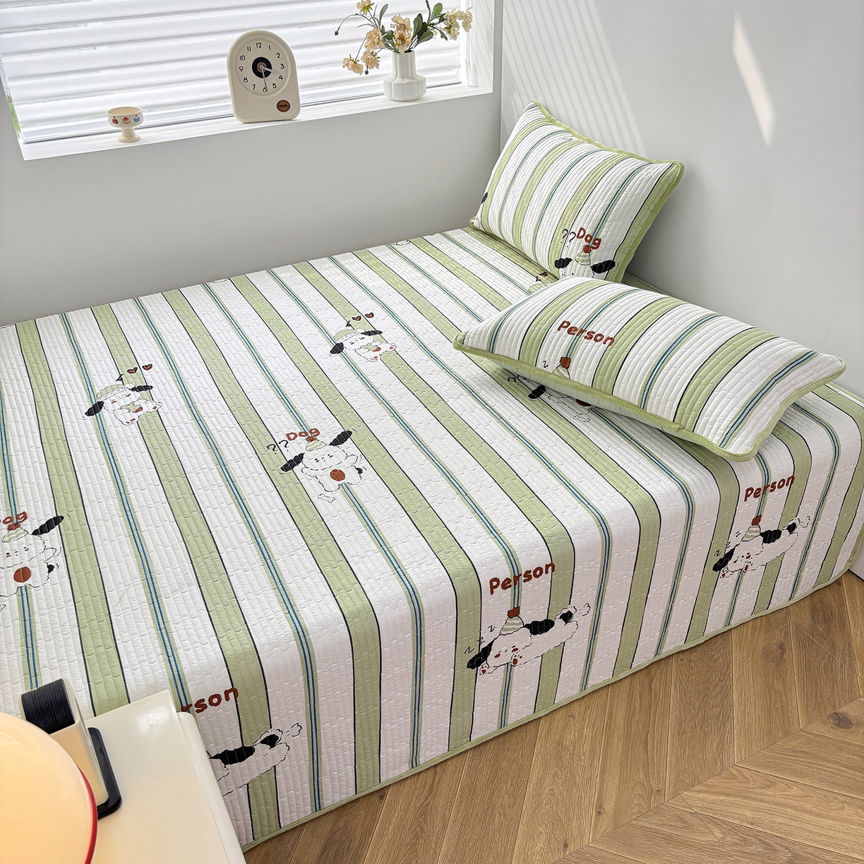 91家纺网 家纺一手货源 找家纺 金艾草 2025新款一面绒一面棉榻榻米大炕盖单件棉加绒床盖三件套A版全棉印花B版加厚牛奶绒 （提供买家秀） 萌趣狗