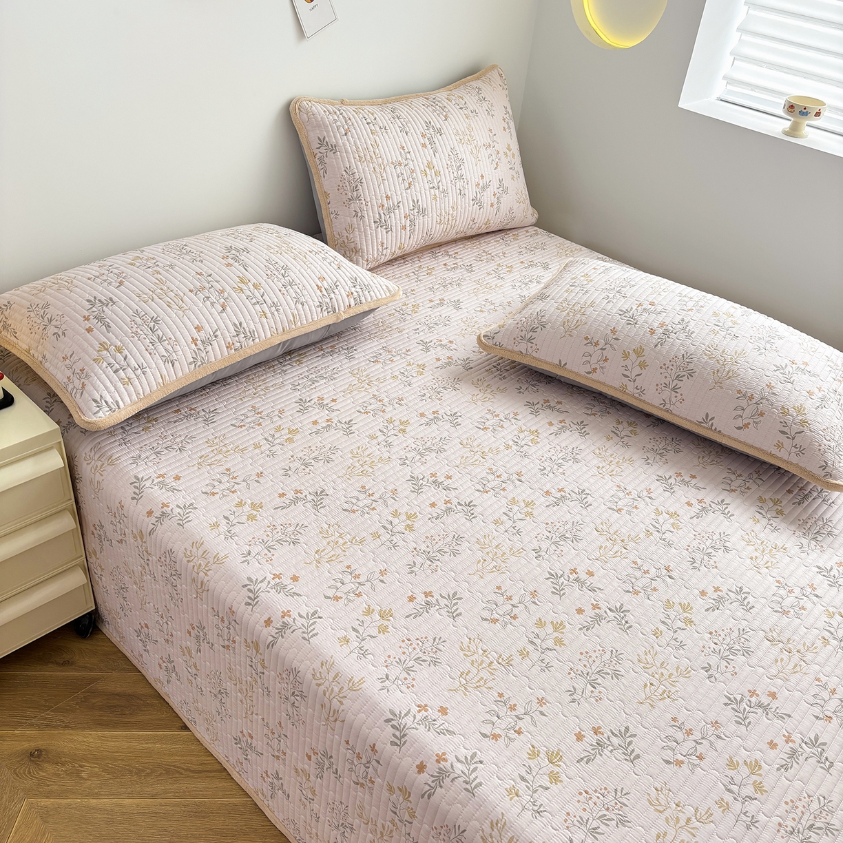 91家纺网 家纺一手货源 找家纺 金艾草 2025新款一面绒一面棉榻榻米大炕盖单件棉加绒床盖三件套A版全棉印花B版加厚牛奶绒 （提供买家秀） 醉梦希花