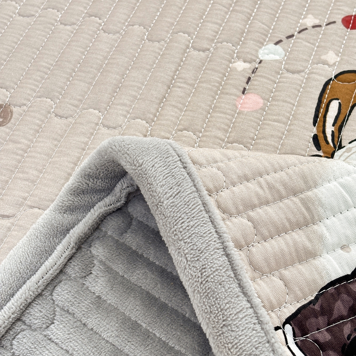 91家纺网 家纺一手货源 找家纺 金艾草 2025新款一面绒一面棉榻榻米大炕盖单件棉加绒床盖三件套A版全棉印花B版加厚牛奶绒 （提供买家秀） 拉布布-灰