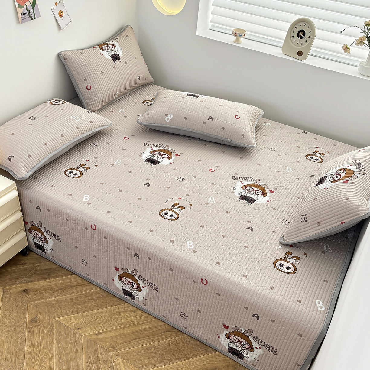 91家纺网 家纺一手货源 找家纺 金艾草 2025新款一面绒一面棉榻榻米大炕盖单件棉加绒床盖三件套A版全棉印花B版加厚牛奶绒 （提供买家秀） 拉布布-灰