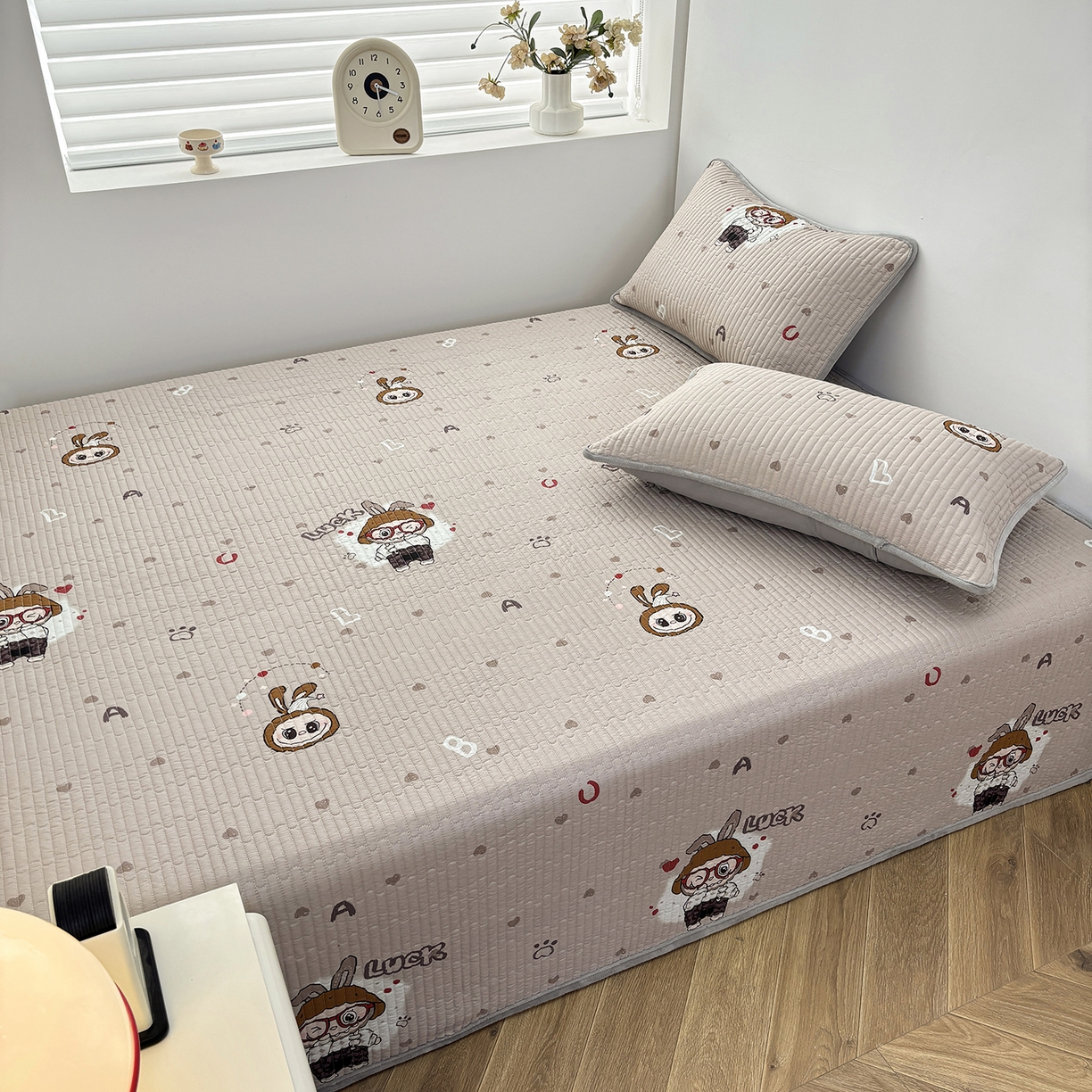 91家纺网 家纺一手货源 找家纺 金艾草 2025新款一面绒一面棉榻榻米大炕盖单件棉加绒床盖三件套A版全棉印花B版加厚牛奶绒 （提供买家秀） 拉布布-灰