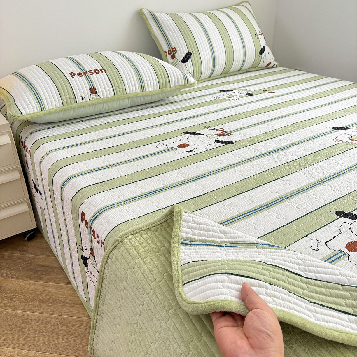 91家纺网 家纺一手货源 找家纺 金艾草 2025新款一面绒一面棉榻榻米大炕盖单件棉加绒床盖三件套A版全棉印花B版加厚牛奶绒 （提供买家秀） 萌趣狗