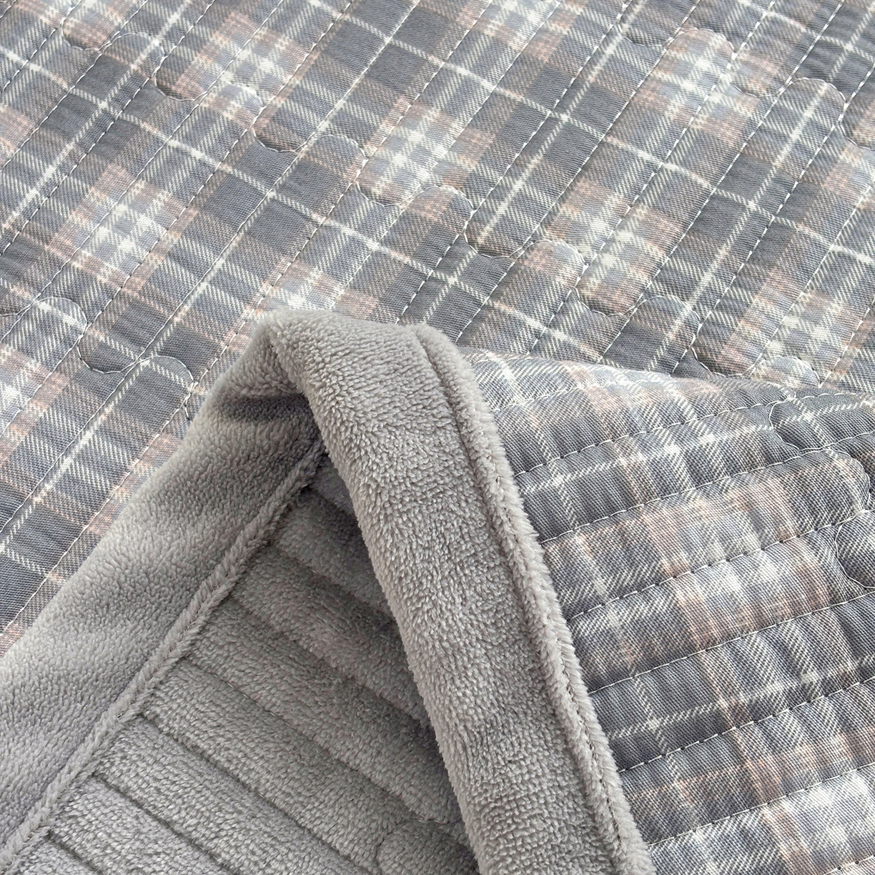 91家纺网 家纺一手货源 找家纺 金艾草 2025新款一面绒一面棉榻榻米大炕盖单件棉加绒床盖三件套A版全棉印花B版加厚牛奶绒 （提供买家秀） 时光灰-绒