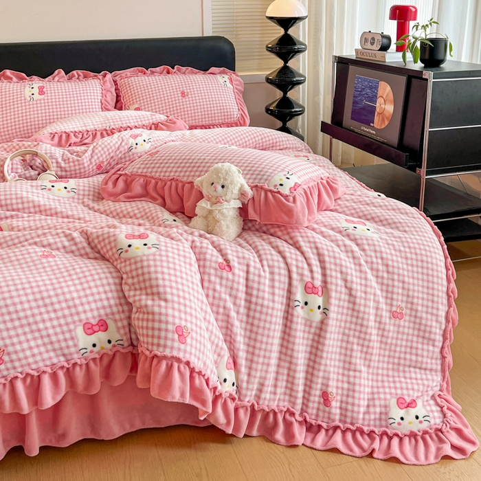 91家纺网 家纺一手货源 找家纺 富米莱（原臻工厂） 2025新款热卖舒适大宽花边牛奶绒床盖床裙四件套爆款大花边一k t猫粉