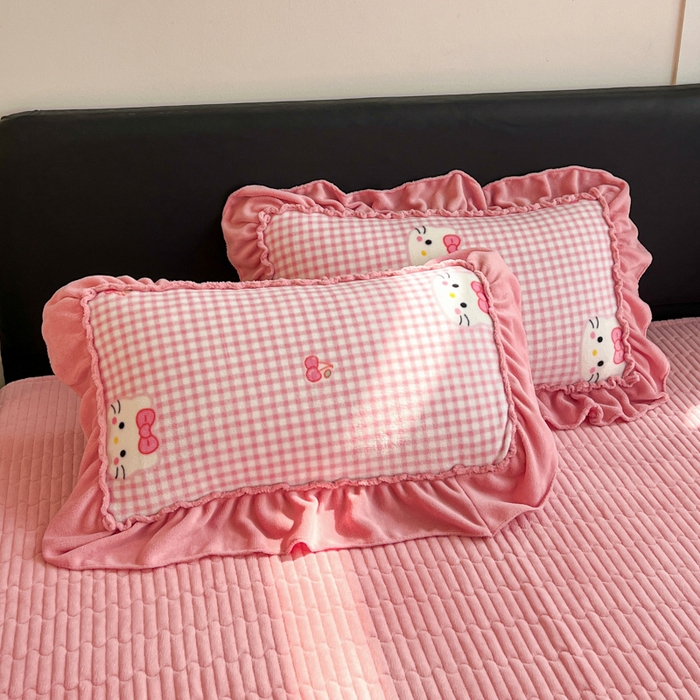 91家纺网 家纺一手货源 找家纺 富米莱（原臻工厂） 2025新款热卖舒适大宽花边牛奶绒床盖床裙四件套爆款大花边一k t猫粉