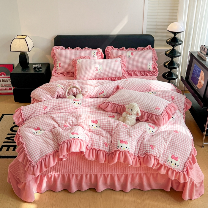 91家纺网 家纺一手货源 找家纺 富米莱（原臻工厂） 2025新款热卖舒适大宽花边牛奶绒床盖床裙四件套爆款大花边一k t猫粉