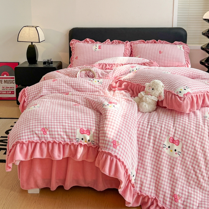 91家纺网 家纺一手货源 找家纺 富米莱（原臻工厂） 2025新款热卖舒适大宽花边牛奶绒床盖床裙四件套爆款大花边一k t猫粉