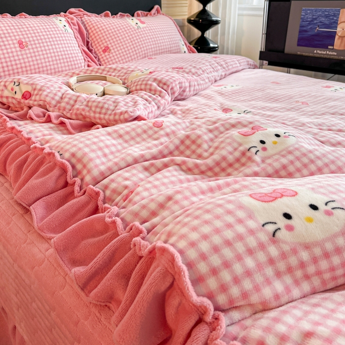 91家纺网 家纺一手货源 找家纺 富米莱（原臻工厂） 2025新款热卖舒适大宽花边牛奶绒床盖床裙四件套爆款大花边一k t猫粉