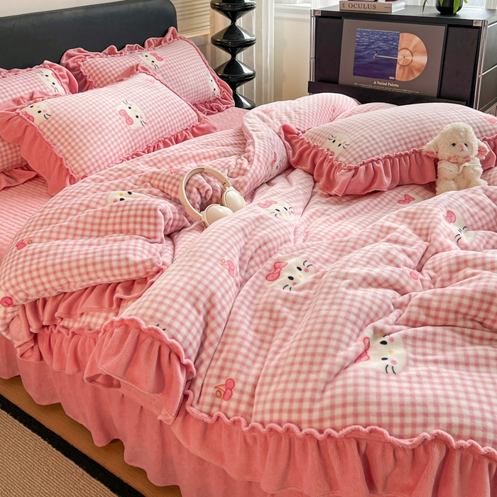 91家纺网 家纺一手货源 找家纺 富米莱（原臻工厂） 2025新款热卖舒适大宽花边牛奶绒床盖床裙四件套爆款大花边一k t猫粉