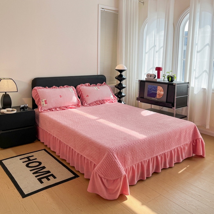 91家纺网 家纺一手货源 找家纺 富米莱（原臻工厂） 2025新款热卖舒适大宽花边牛奶绒床盖床裙四件套爆款大花边一k t猫粉