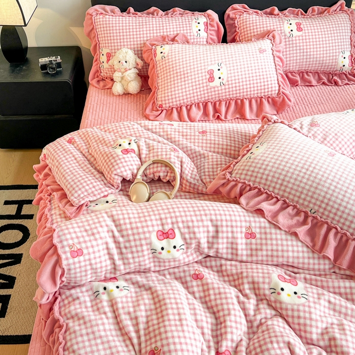 91家纺网 家纺一手货源 找家纺 富米莱（原臻工厂） 2025新款热卖舒适大宽花边牛奶绒床盖床裙四件套爆款大花边一k t猫粉