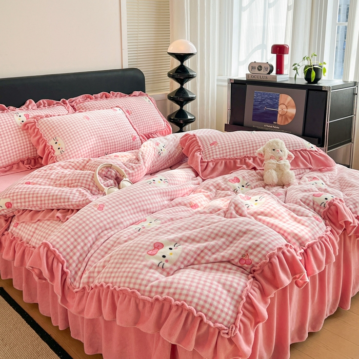 91家纺网 家纺一手货源 找家纺 富米莱（原臻工厂） 2025新款热卖舒适大宽花边牛奶绒床盖床裙四件套爆款大花边一k t猫粉