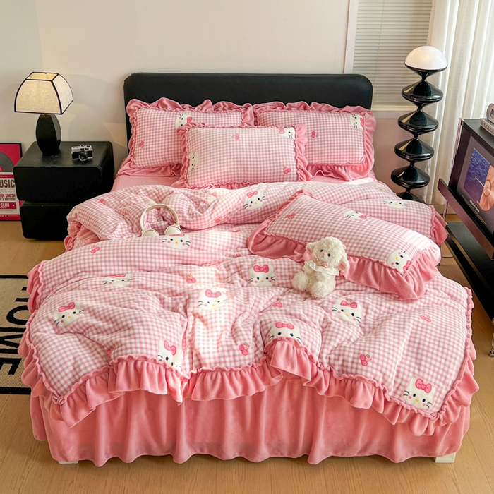 91家纺网 家纺一手货源 找家纺 富米莱（原臻工厂） 2025新款热卖舒适大宽花边牛奶绒床盖床裙四件套爆款大花边一k t猫粉