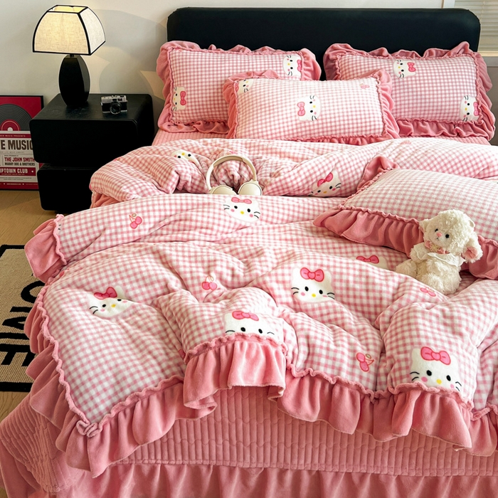 91家纺网 家纺一手货源 找家纺 富米莱（原臻工厂） 2025新款热卖舒适大宽花边牛奶绒床盖床裙四件套爆款大花边一k t猫粉