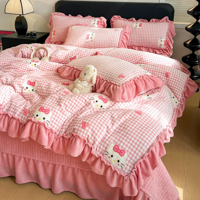 91家纺网 家纺一手货源 找家纺 富米莱（原臻工厂） 2025新款热卖舒适大宽花边牛奶绒床盖床裙四件套爆款大花边一k t猫粉