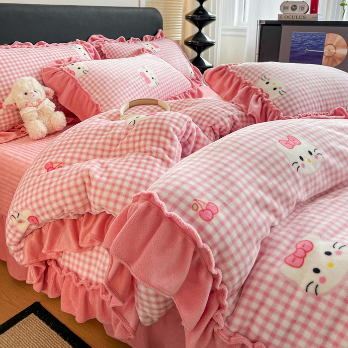 91家纺网 家纺一手货源 找家纺 富米莱（原臻工厂） 2025新款热卖舒适大宽花边牛奶绒床盖床裙四件套爆款大花边一k t猫粉