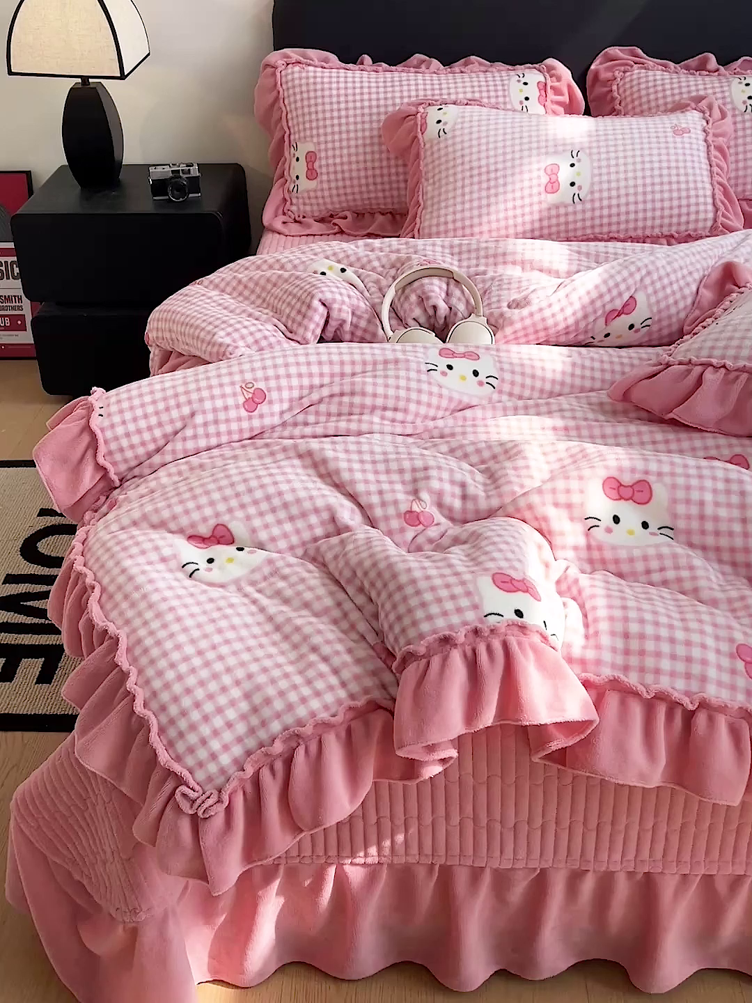 91家纺网 家纺一手货源 找家纺 富米莱（原臻工厂） 2025新款热卖舒适大宽花边牛奶绒床盖床裙四件套爆款大花边一k t猫粉