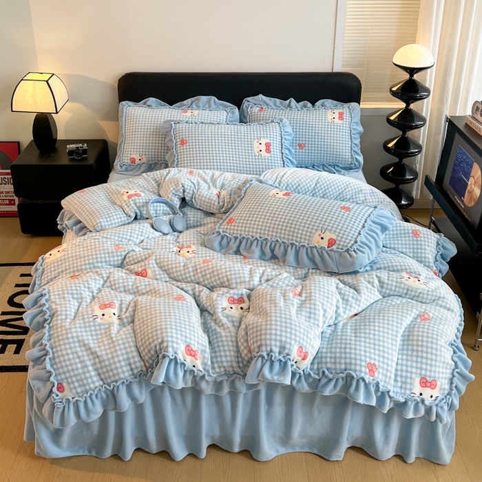 91家纺网 家纺一手货源 找家纺 富米莱（原臻工厂） 2025新款热卖舒适大宽花边牛奶绒床盖床裙四件套爆款大花边一k t猫蓝