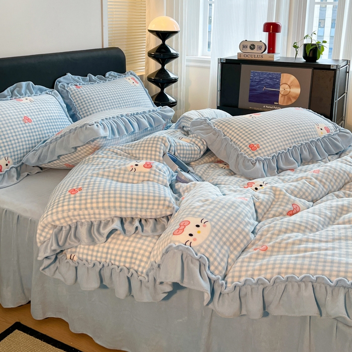 91家纺网 家纺一手货源 找家纺 富米莱（原臻工厂） 2025新款热卖舒适大宽花边牛奶绒床盖床裙四件套爆款大花边一k t猫蓝