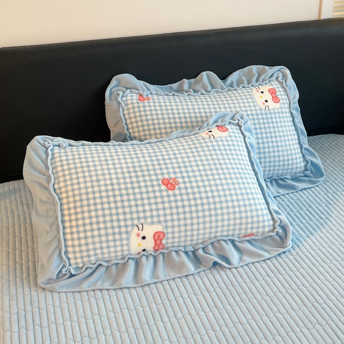 91家纺网 家纺一手货源 找家纺 富米莱（原臻工厂） 2025新款热卖舒适大宽花边牛奶绒床盖床裙四件套爆款大花边一k t猫蓝