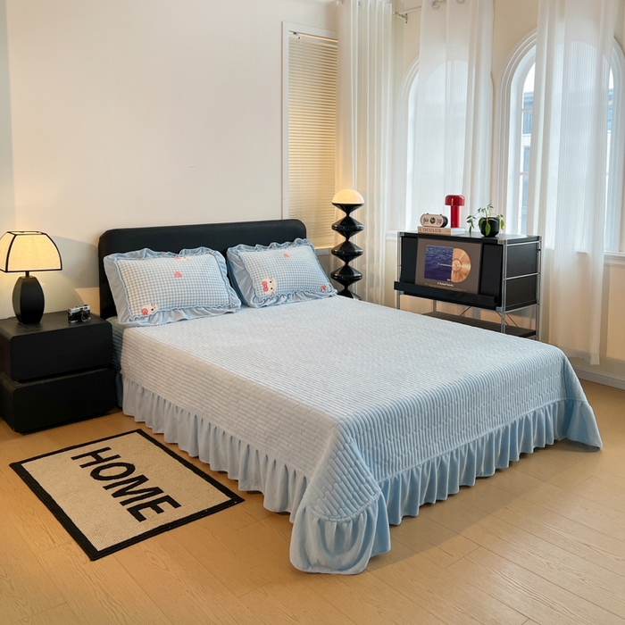 91家纺网 家纺一手货源 找家纺 富米莱（原臻工厂） 2025新款热卖舒适大宽花边牛奶绒床盖床裙四件套爆款大花边一k t猫蓝