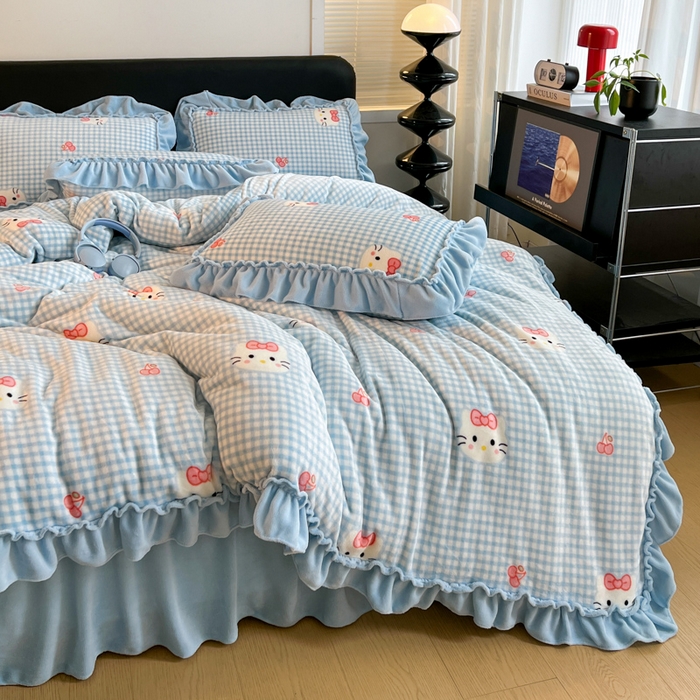 91家纺网 家纺一手货源 找家纺 富米莱（原臻工厂） 2025新款热卖舒适大宽花边牛奶绒床盖床裙四件套爆款大花边一k t猫蓝