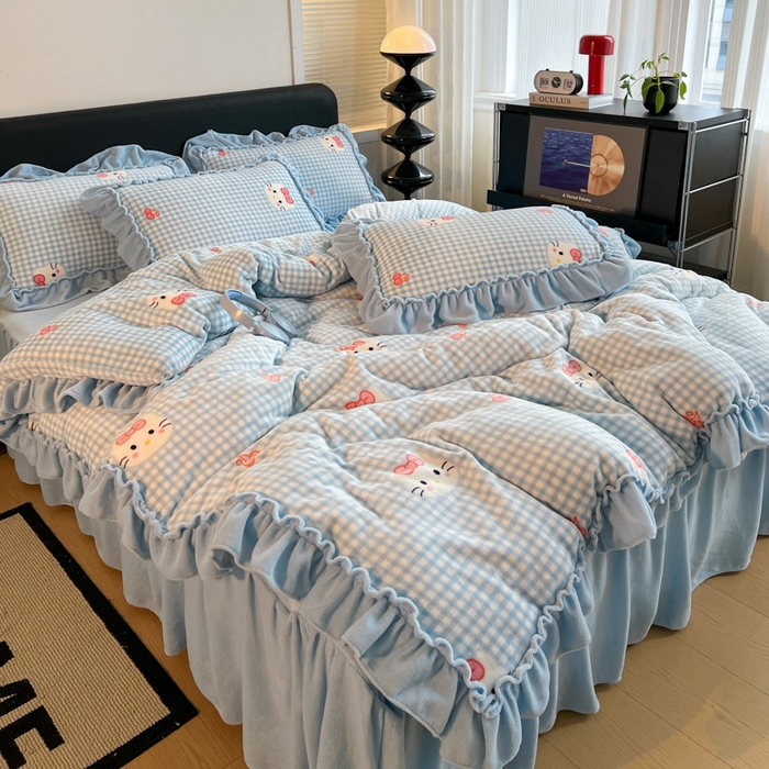 91家纺网 家纺一手货源 找家纺 富米莱（原臻工厂） 2025新款热卖舒适大宽花边牛奶绒床盖床裙四件套爆款大花边一k t猫蓝